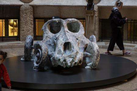 'Gaudeamus igitur', vehículo creado en África con un cráneo de chimpancé y ruedas de calabaza, replicado en bronce. Ahora en el patio de La Pedrera.