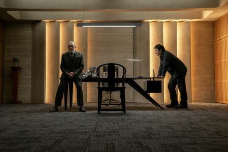 Liam Cunningham con Benedict Wong.