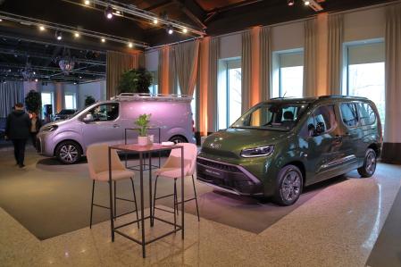 El modelo Proace City Verso (derecha) cuenta con todos los argumentos necesarios para desempeñar funciones de vehículo familiar&nbsp;