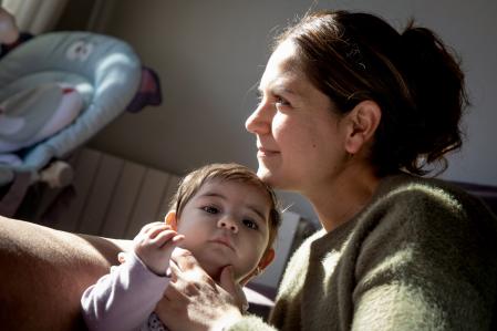 Natalia ha sido madre con 42 años y acaba de volver al trabajo con el difícil reto de conciliar