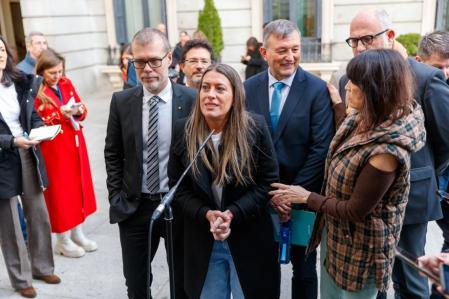 Votación a favor del acuerdo sobre la ley de amnistía, durante una Comisión de Justicia, en el Congreso de los Diputados, a 7 de marzo de 2024, en Madrid (España). La Comisión de Justicia estudia hoy el acuerdo del PSOE, Junts y ERC para desbloquear la ley de amnistía después de días de trabajo conjunto, aunque sin desvelar hasta hoy el contenido de la misma. El texto recoge que la futura norma “cubrirá si a todas las personas vinculadas al proceso independentista