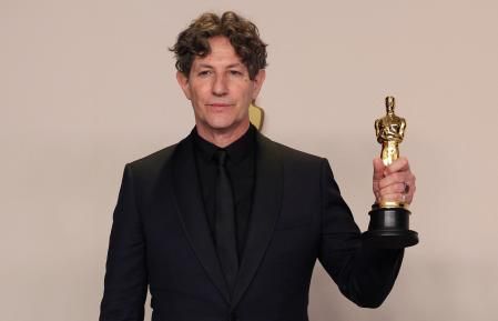 Jonathan Glazer con su Oscar