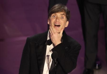 El actor gesticula al ganar su estatuilla