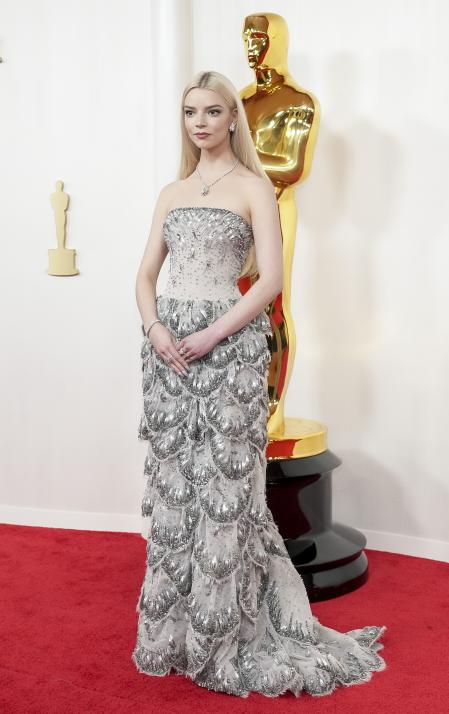 Anya Taylor-Joy con el vestido de Dior en la alfombra roja de los premios Oscar