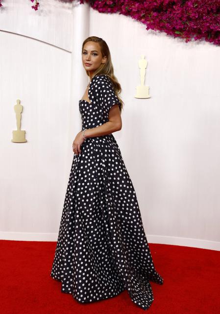 Jennifer Lawrence con el vestido de Dior en la alfombra roja de los premios Oscar