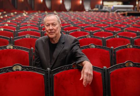 Robert Wilson sentado en las butacas del Liceu.