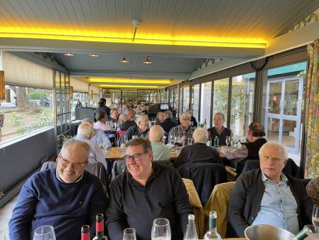 Los asistente a la XVII Trobada en el salón del restaurante, durante el almuerzo. Primero de la izquierda, Tomás, Eduardo y Agustín. En la segunda mesa de frente, primero de la izquierda Àngel, Paco y Amadeo.