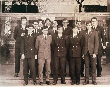 En la fotografía esta realizada en la entrada de la oficina principal del BB en Plaça de Catalunya Barcelon. Se puede apreciar el cambio de tendencia del uniforme que llevaban los botones.