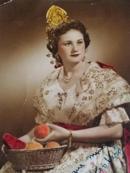La valenciana Pilar Lloria vestida con la indumentaria regional en 1955