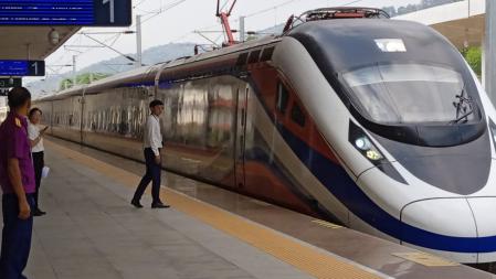 Tren con origen en China a su llegada a Vang Vieng, Laos