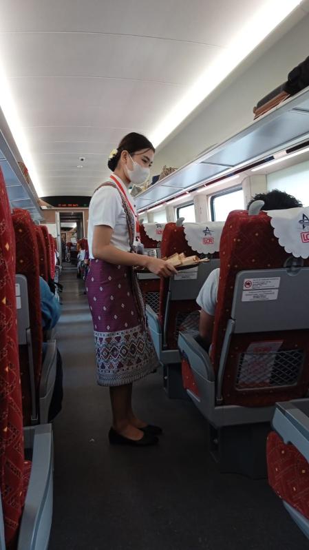 Interior del ferrocarril China-Laos minutos antes de llegar a su destino en Vientián