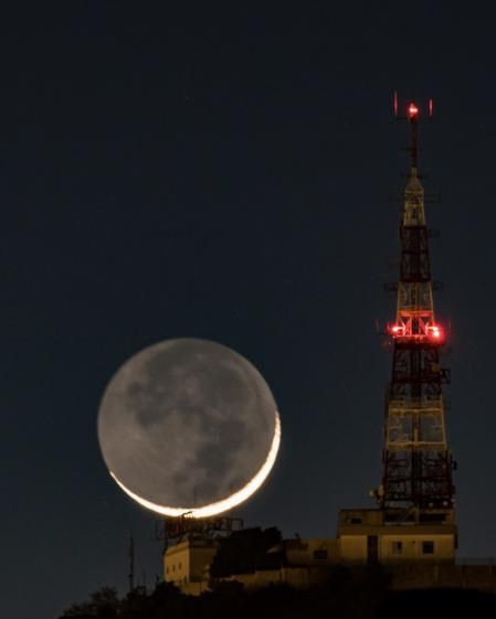 La luna creciente junto a la antena de Sant Pere Màrtir.