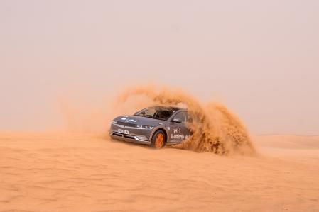 Como el resto de vehículos, el Hyundai Ioniq 5 circula por las dunas de Marruecos sin incidencias 