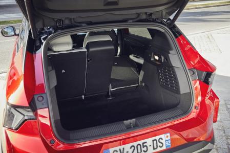 El maletero tiene una capacidad de carga de 440 litros, ampliables si se abate el respaldo de la banqueta trasera&nbsp;