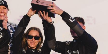 Cris Lazarraga y Tom Chiappe, del equipo de Rafa Nadal, en el podio de la UIM E1 World Championship en Jeddah (Arabia Saudí).