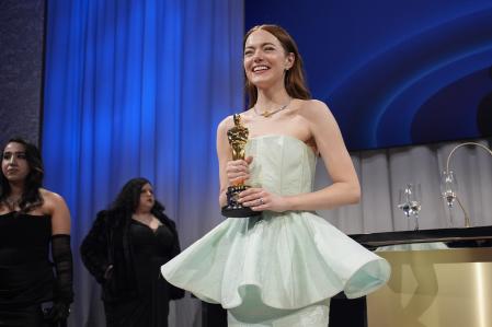 Emma Stone optó por la manicura clean para recoger su segundo Oscar