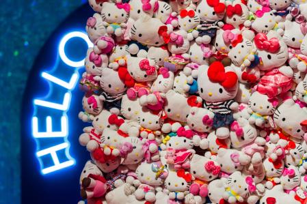 Instalación de Hello Cutty por su 50 aniversario en la exposición 'Cute' de Londres