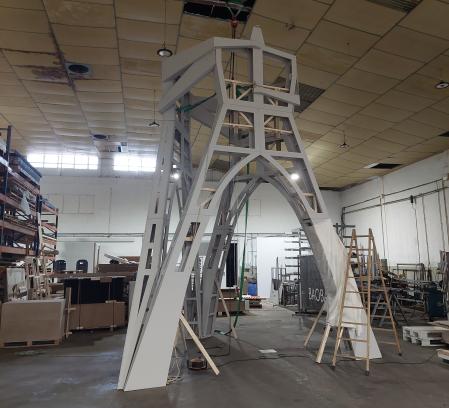 El montaje de la Falla L'Abraç.