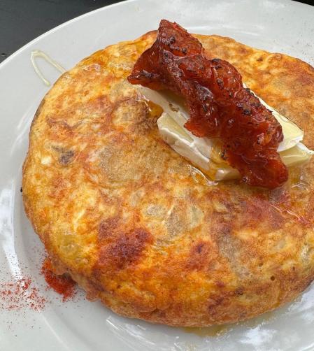 Una de las tortillas de Tremendo, en el barrio de Sants