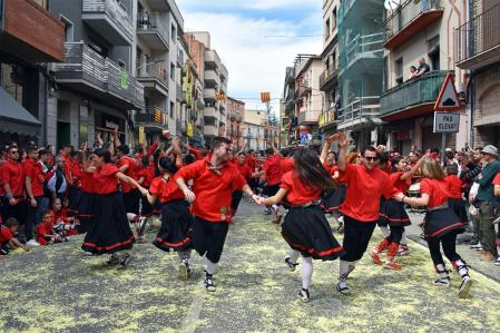En muchos municipios se celebran durante los días de Semana Santa diferentes bailes, como las ‘caramelles’ de Súria