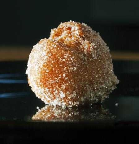 Uno de los platos tradicionales más populares son los buñuelos de viento, que se pueden comer rellenos