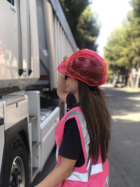 Nadia Nicolino en su trabajo como camionera