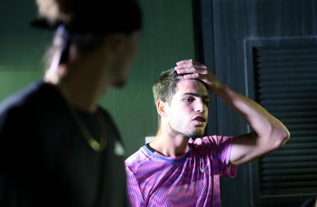 Alcaraz, iluminado por un foco, muestra su frente, donde le ha picado una abeja