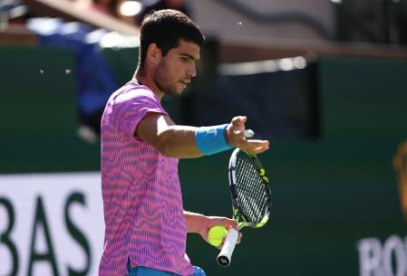 Carlos Alcaraz, rodeado por algunas abejas, en la pista central de Indian Wells