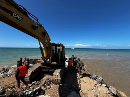 El barco de la ONG española Open Arms y del World Central Kitchen (WCK) alcanzó esta tarde las costas de la asediada Franja de Gaza y ya está descargando parte de las 200 toneladas de comida que transporta. 