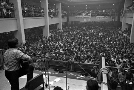 Concierto de Raimon en la Universidad Complutense en mayo de 1968