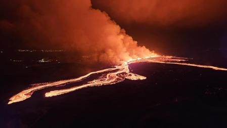La erupción comenzó el sábado por la noche en el cráter de Sundhnjúkagígar, al norte de la evacuada ciudad de Grindavík