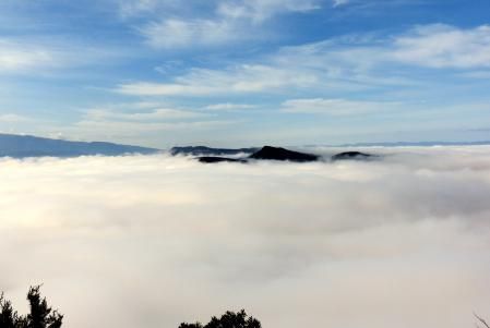 Pantano de Sau entre la niebla.