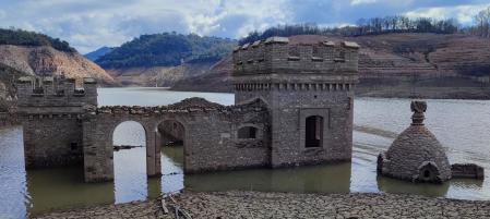 El antiguo molino del pantano de Sau, más sumergido.
