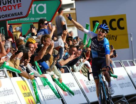 El australiano Nicholas Schultz (Israel - Premier Tech) en el momento de vencer en la primera etapa de la Volta a Catalunya.