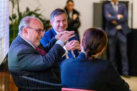 Enric Juliana, protagonista del acto, junto a Jordi Juan y Pepa Bueno