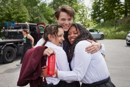 Frida Argento, Edvin Ryding y Nikita Uggla en una imagen tomada durante el rodaje del final de la serie.