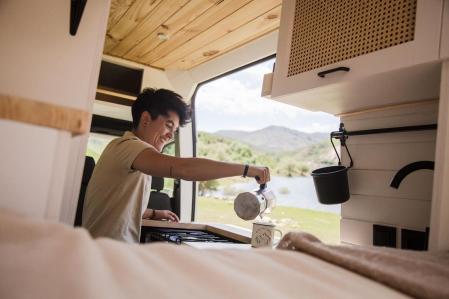 Ceci, en una de las furgonetas que ha camperizado.