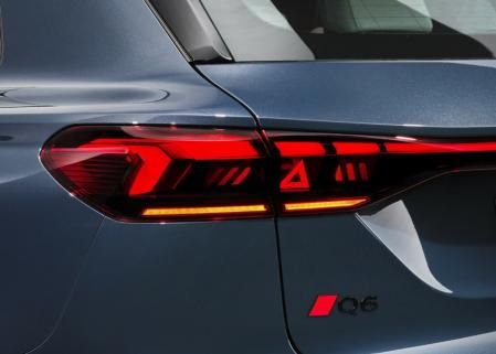 Los grupos ópticos traseros alertan a los otros conductores con un símbolo de peligro si ha habido alguna incidencia