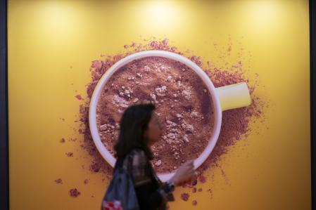 Una mujer paseando ayer en la feria Alimentaria