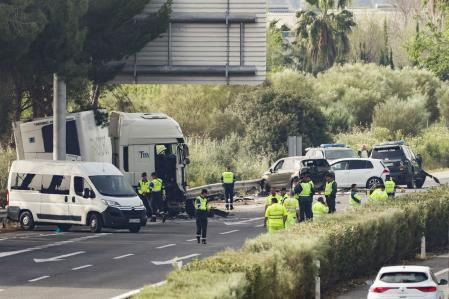 SEVILLA, 19/03/2024.- Los guardias civiles miembros del Grupo de Acción Rápida (GAR) que fueron arrollados esta madrugada por un camión articulado en la AP-4, a la altura de Los Palacios y Villafranca (Sevilla), realizaban un control habitual contra el narcotráfico. El atropello, que según las primeras pesquisas no parece intencionado, ha causado la muerte de dos agentes de los GAR, el cabo primero Eneko Lira Gómez, y el guardia civil Juan Jesús López Álvarez, según han indicado a EFE fuentes del instituto armado. Otros cuatro civiles han muerto y tres agentes más de los GAR han resultado heridos graves. EFE/ Jose Manuel Vidal