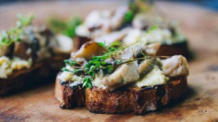 Prepara estas fáciles tostadas con champiñones y hummus que querrás comer a todas horas