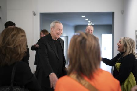 Bob Wilson a su llegada a galeria Senda, donde este miércoles inaugura su exposición