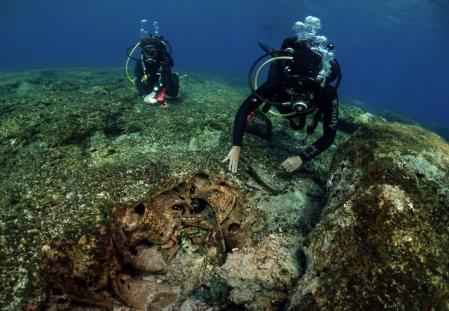 Restos de uno de los barcos varado en el fondo del mar Egeo