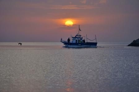 La calima en el primer amanecer de la primavera en Fuengirola.