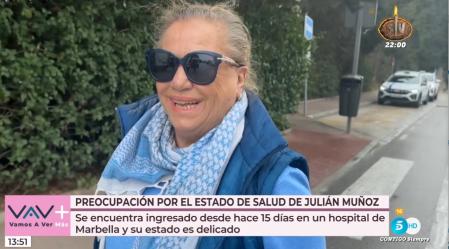 Mayte Zaldívar trata de poner una sonrisa a los reporteros, aunque se le notaba muy preocupada por su ex marido.