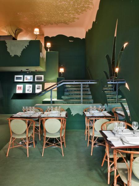 El césped moqueta trepa por las paredes creando matas fantasiosas