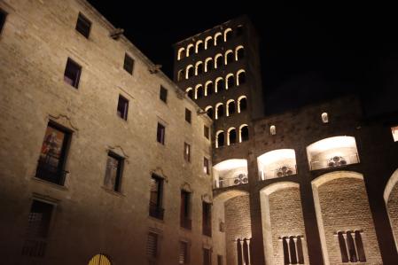 La Plaça del Rei de noche.