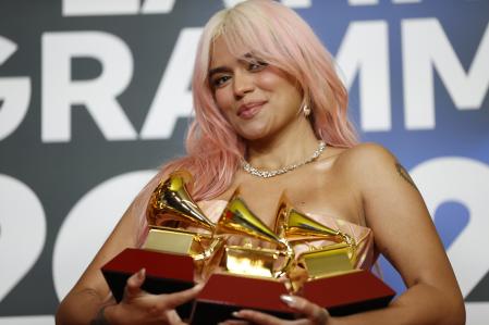 SEVILLA, 16/11/2023.- La cantante colombiana Karol G pone cono los tres premios conseguidos, mejor álbum del año, mejor álbum de música urbana y mejor fusión/interpretación urbana, durante la gala anual de los Latin Grammy celebrada este judías en Sevilla. EFE/Jose Manuel Vidal