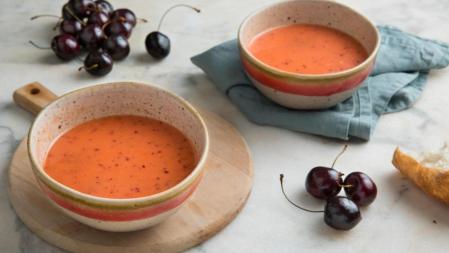 Prepara este refrescante gazpacho de cerezas