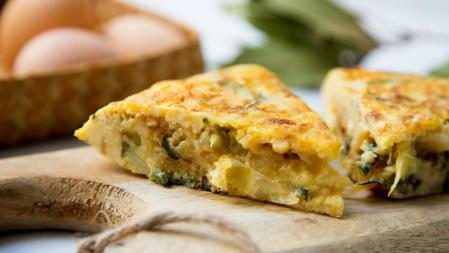Cómo hacer esta tortilla de patatas, calabacín y pimientos de Padrón
